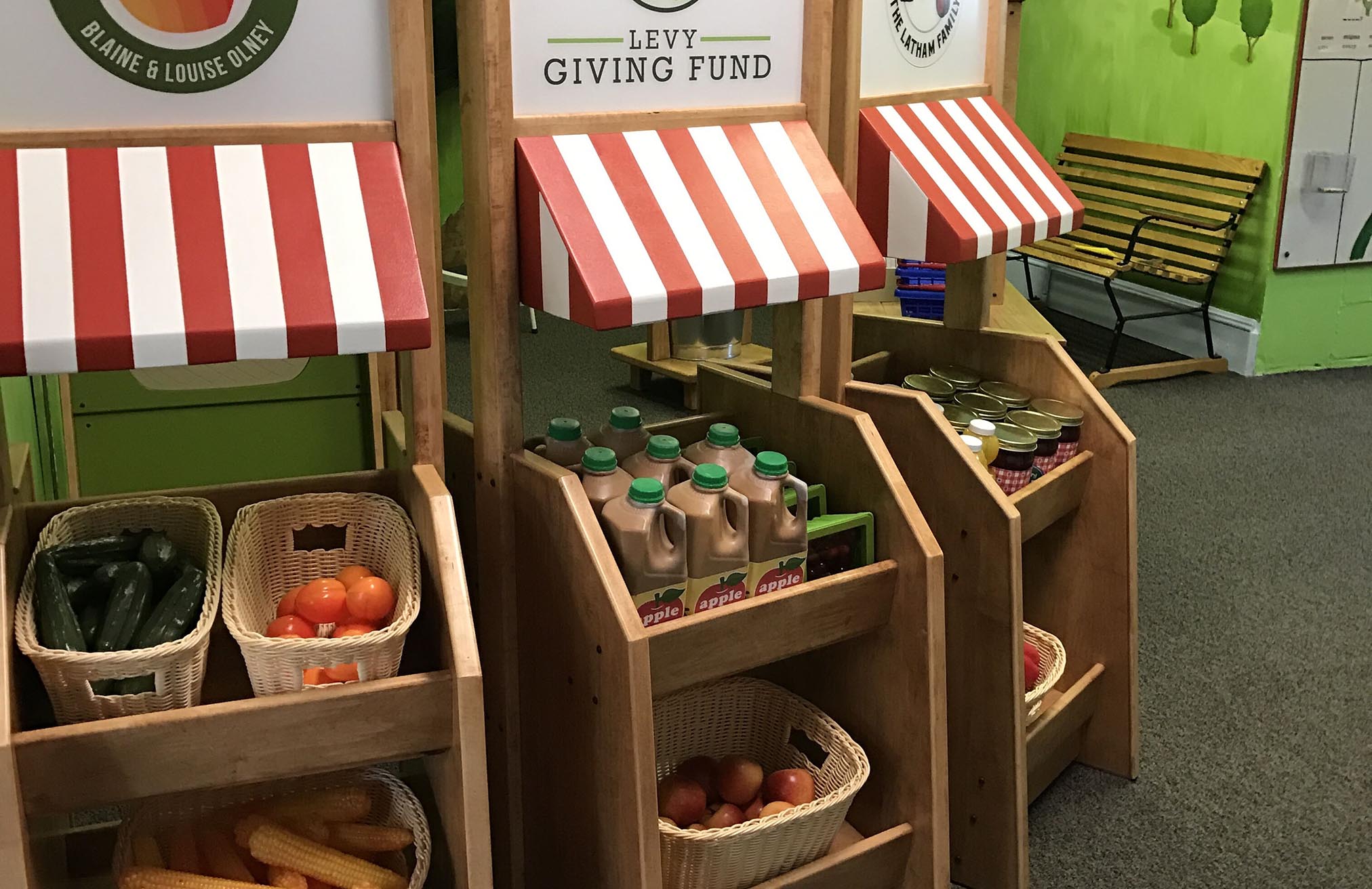 Farmer's Market food stands: Exhibit at the Curious Kids' Museum & Discovery Zone